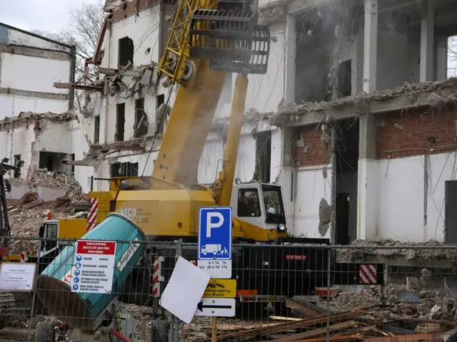 Betriebshaftpflicht für Abbruchunternehmen: Falschparkende Fahrzeuge