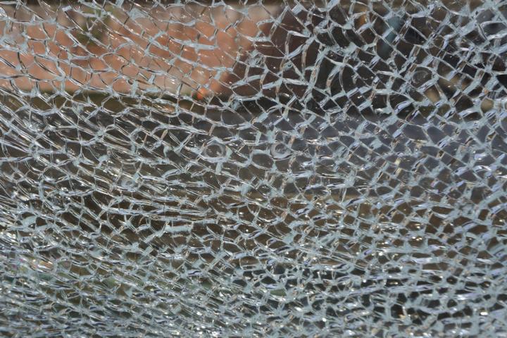 betriebshaftpflicht-glaser-reparaturglaserei Betriebshaftpflicht Glaser zerbrochene Glasscheibe