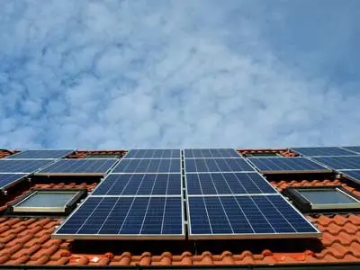Betriebshaftpflichtversicherung für Dachdecker schützt Solaranlage