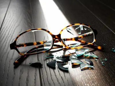 Berufshaftpflicht für Logopäden schützt bei Sachschaden wie z.B. zerbrochener Lesebrille