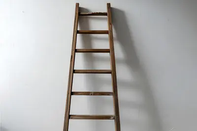 Betriebshaftpflicht für Maler deckt Schäden durch umfallende Leiter ab