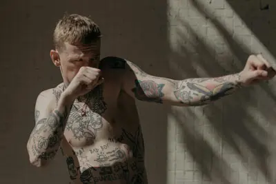 Betriebshaftpflichtversicherung für Tätowierer schützt bei Personenschaden