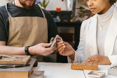Betriebshaftpflicht für Goldschmied schützt bei Personenschaden