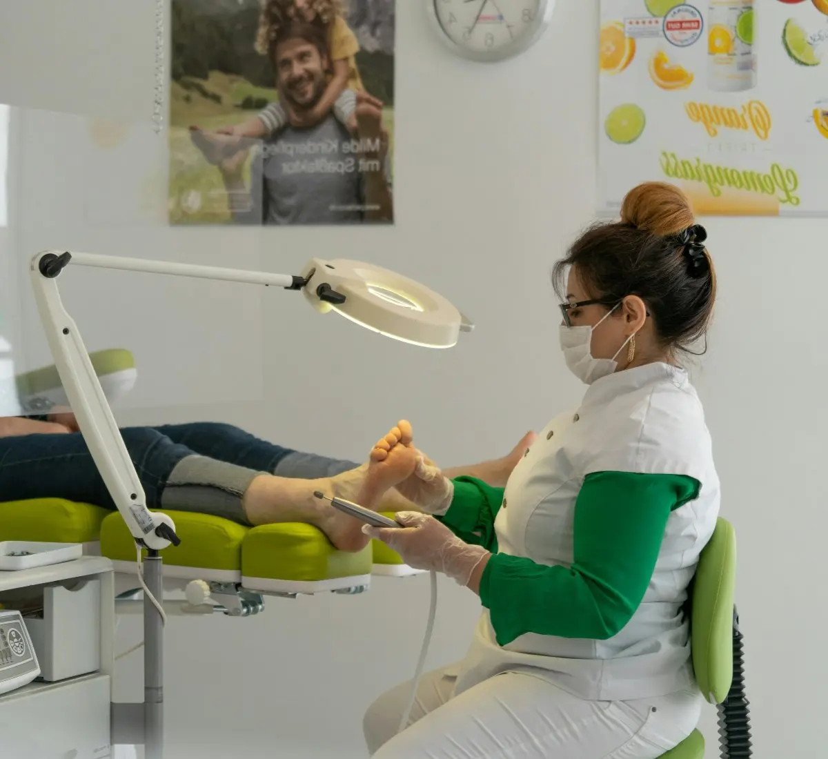 Fußpfleger bei der Arbeit, Berufshaftpflicht für Fußpfleger