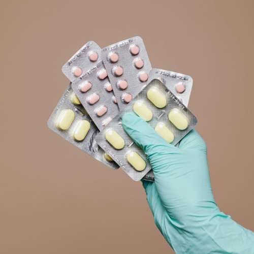 Die Berufshaftpflicht für Altenpfleger deckt Fehler bei der Medikamentengabe ab.