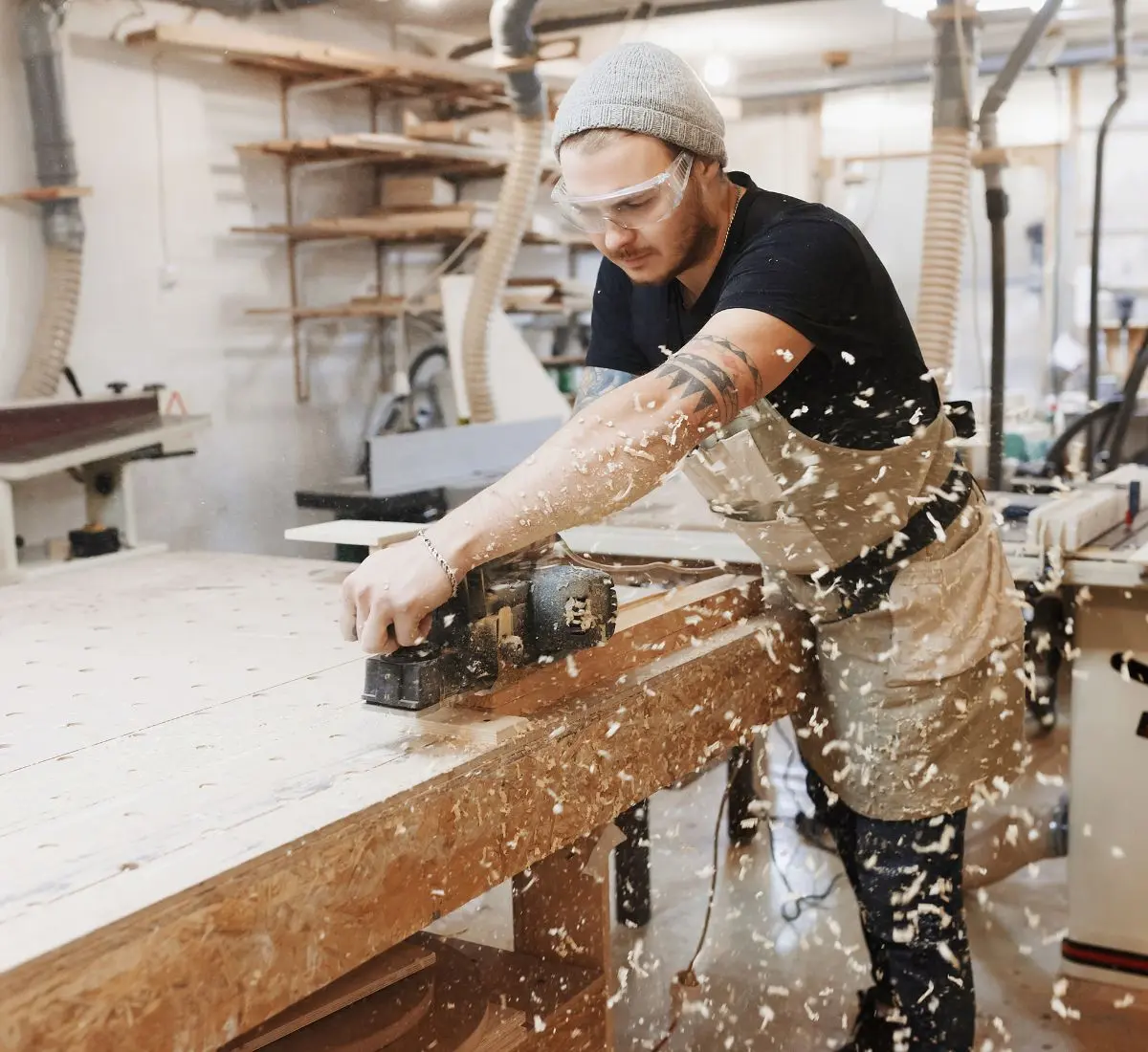 Schreiner bei der Arbeit, Betriebshaftpflicht für Schreiner und Tischler