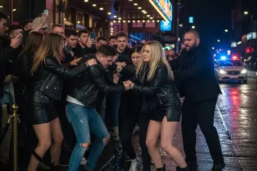 Die Betriebshaftpflicht für Diskotheken deckt Personenschäden ab z.b bei Handgerangel.