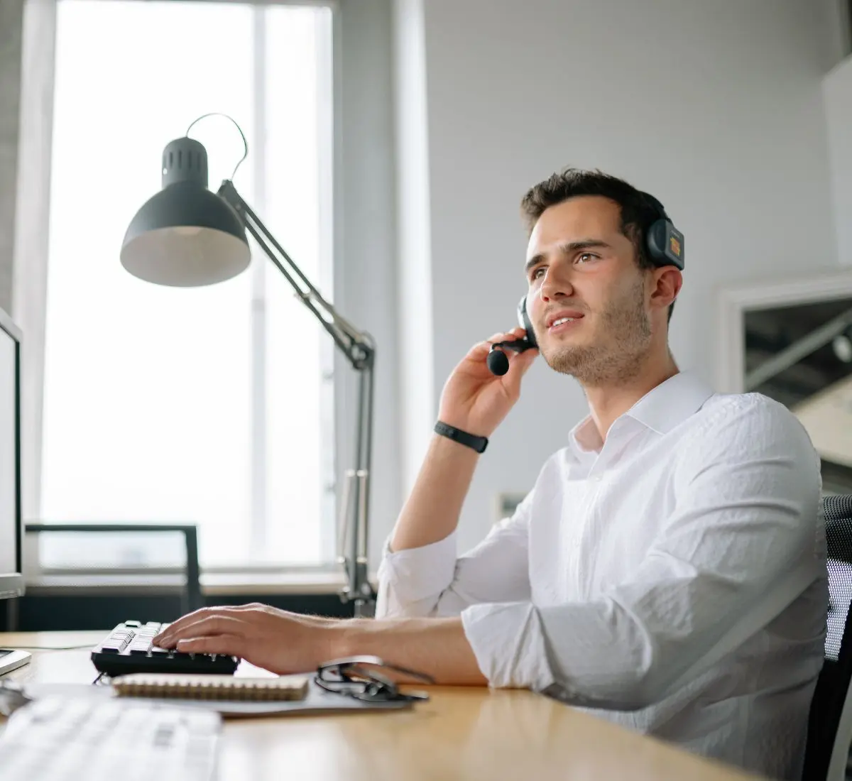 Mann am Telefon als Symbolbild für die Betriebshaftpflicht für Callcenter