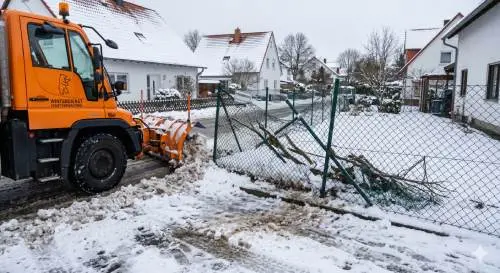 Betriebshaftpflicht für Winterdienst deckt Sachschäden ab.