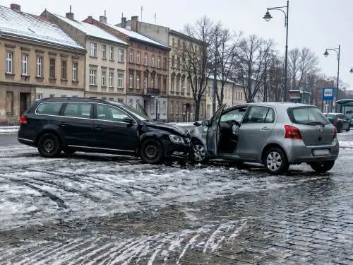 Betriebshaftpflicht für Winterdienst deckt Unfälle durch unzureichende Streuung ab.