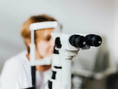 Die Betriebshaftpflicht schützt Augenoptiker bei Messfehlern.