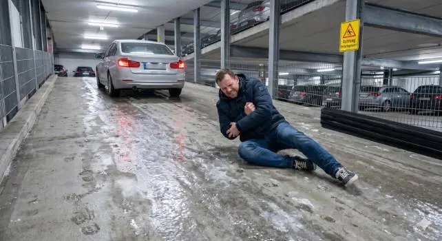 Die Betriebshaftpflicht für Parkhaus., Parkplatzbetreiber übernimmt Kosten für Personenschaden.