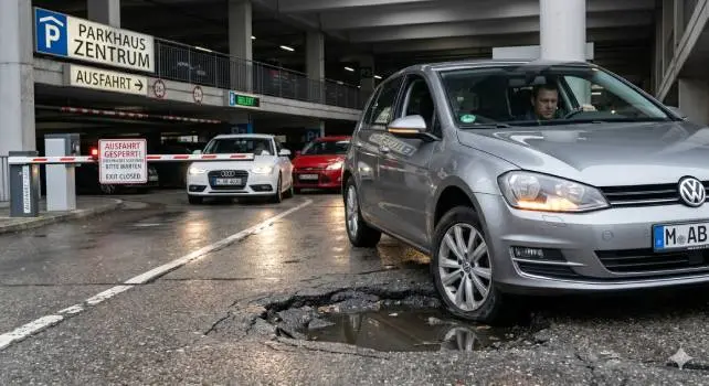 Die Betriebshaftpflicht deckt Sachschaden durch Schlagloch im Parkhaus ab.