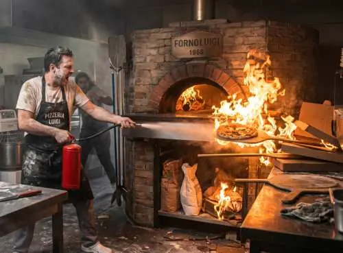 Die Betriebshaftpflicht für Pizzeria deckt Schäden an gemieteten Räumen ab.