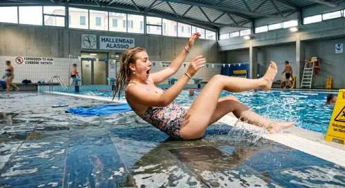 Die Betriebshaftpflicht für ein Schwimmbad deckt Personenschaden ab.