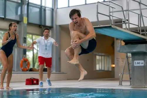 Die Betriebshaftpflicht für ein Schwimmbad deckt Personenschaden ab.